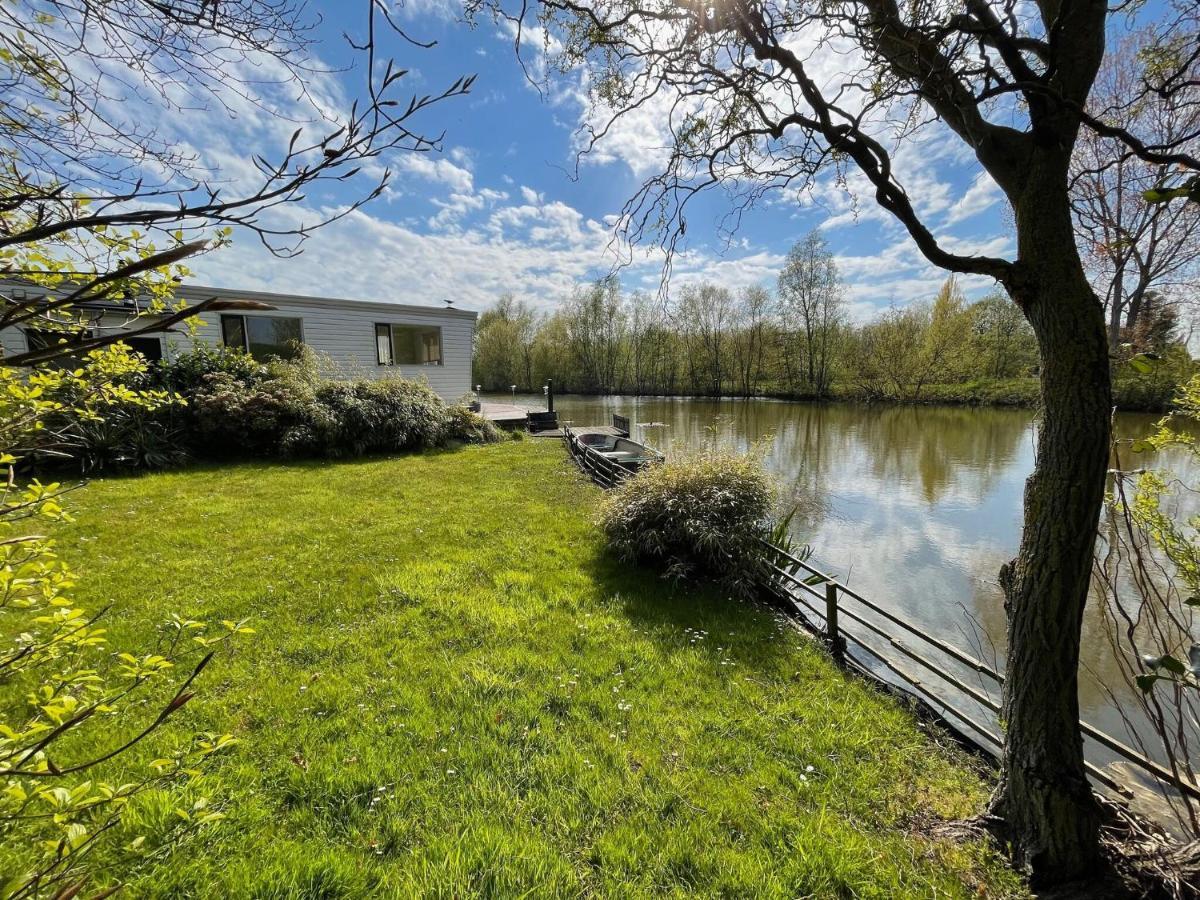 Fantastic Villa In Ooltgensplaat With Jetty Eksteriør bilde