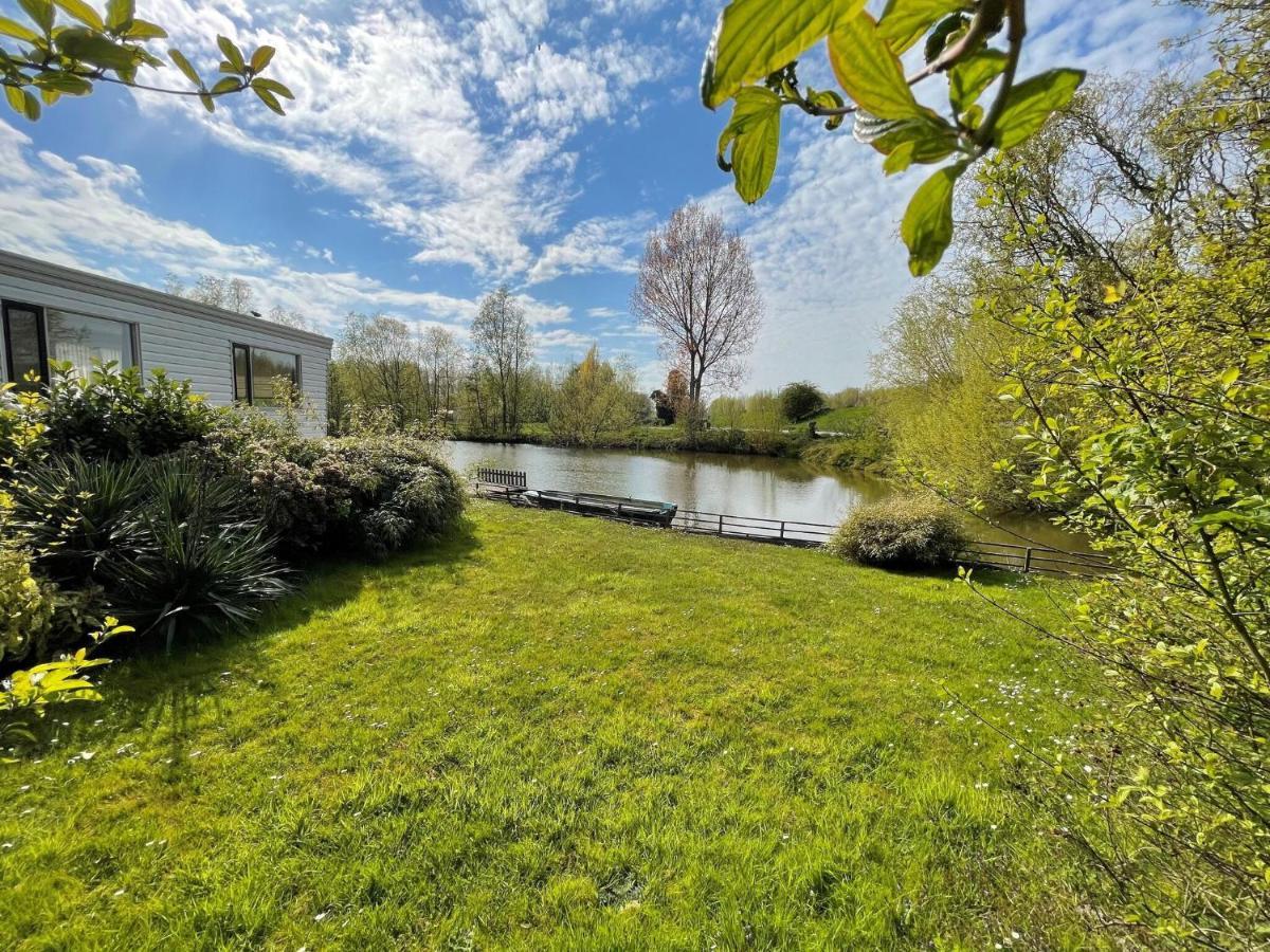 Fantastic Villa In Ooltgensplaat With Jetty Eksteriør bilde